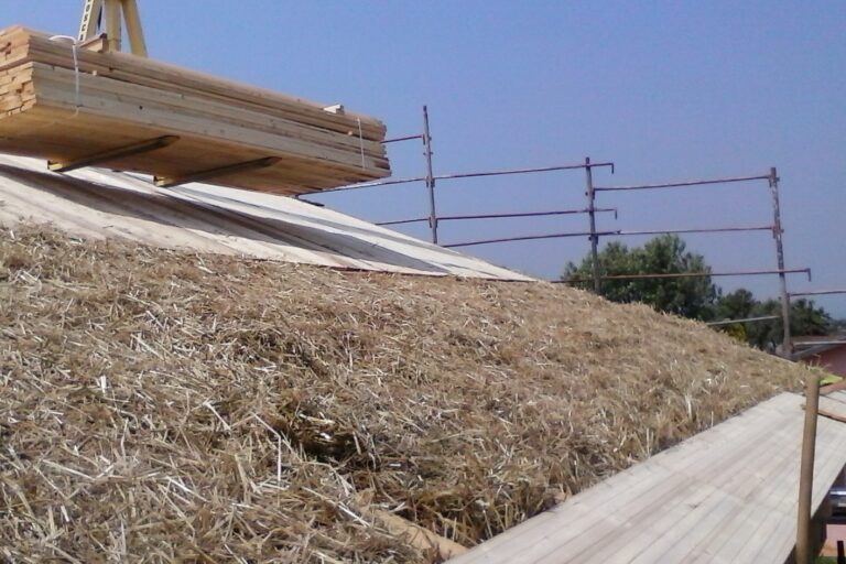 Casa dell'architetto in autocostruzione. Copertura in legno coibentata in autocostruzione con la paglia