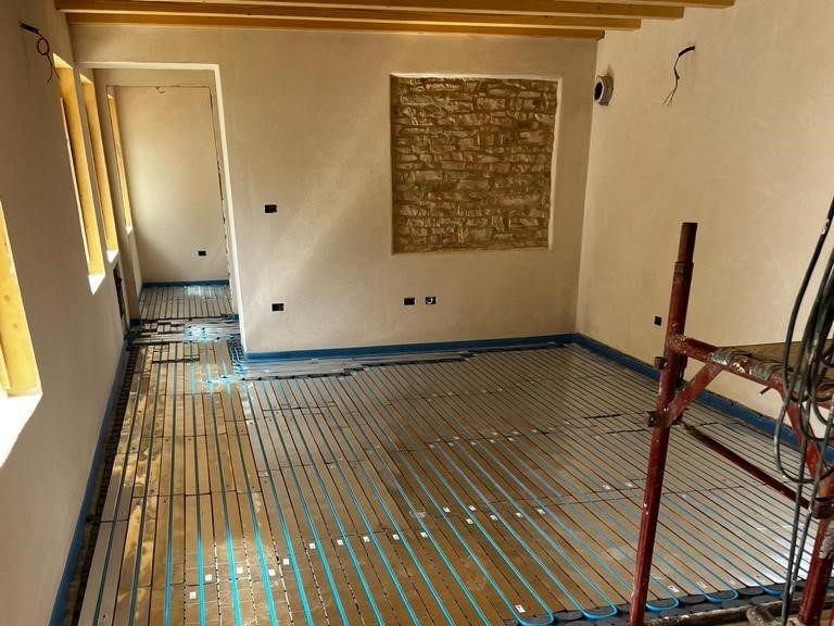 La casa di pietra - Impianto di riscaldamento a pavimento altamente performante e a basso spessore