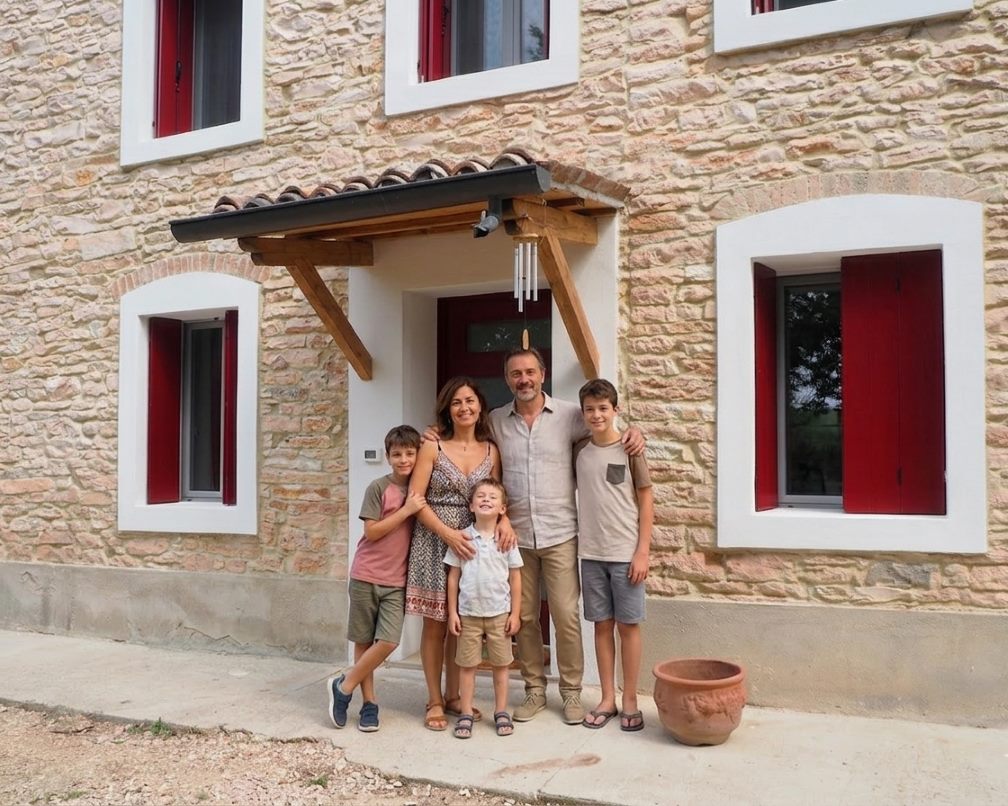 La famiglia di Luisa e Matteo davanti alla loro casa senza umidità di risalita